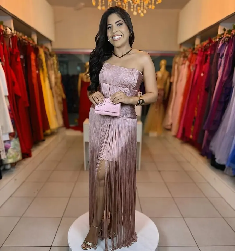 Cliente vestindo look de festa confeccionado pelo Ateliê Sebastiana Rocha em Taguatinga Norte, Brasília