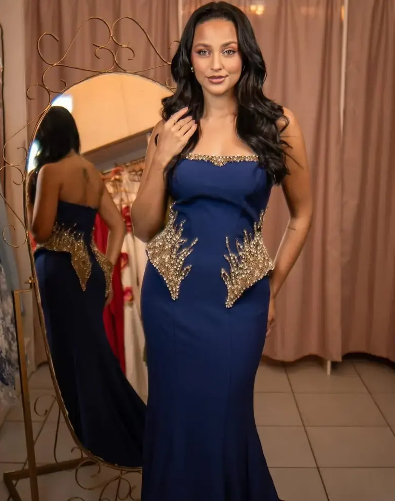 Vestido de festa azul marinho com bordado de pedraria dourada no busto, Sebastiana Rocha Ateliê Taguatinga