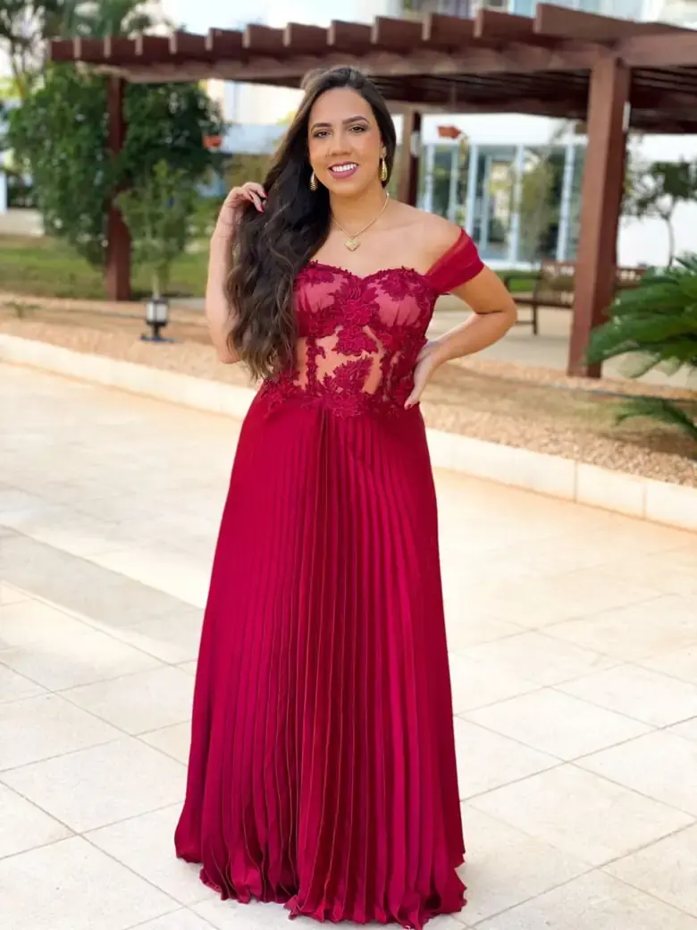Vestido de festa vinho plissado com corpete de renda, Sebastiana Rocha Ateliê Taguatinga