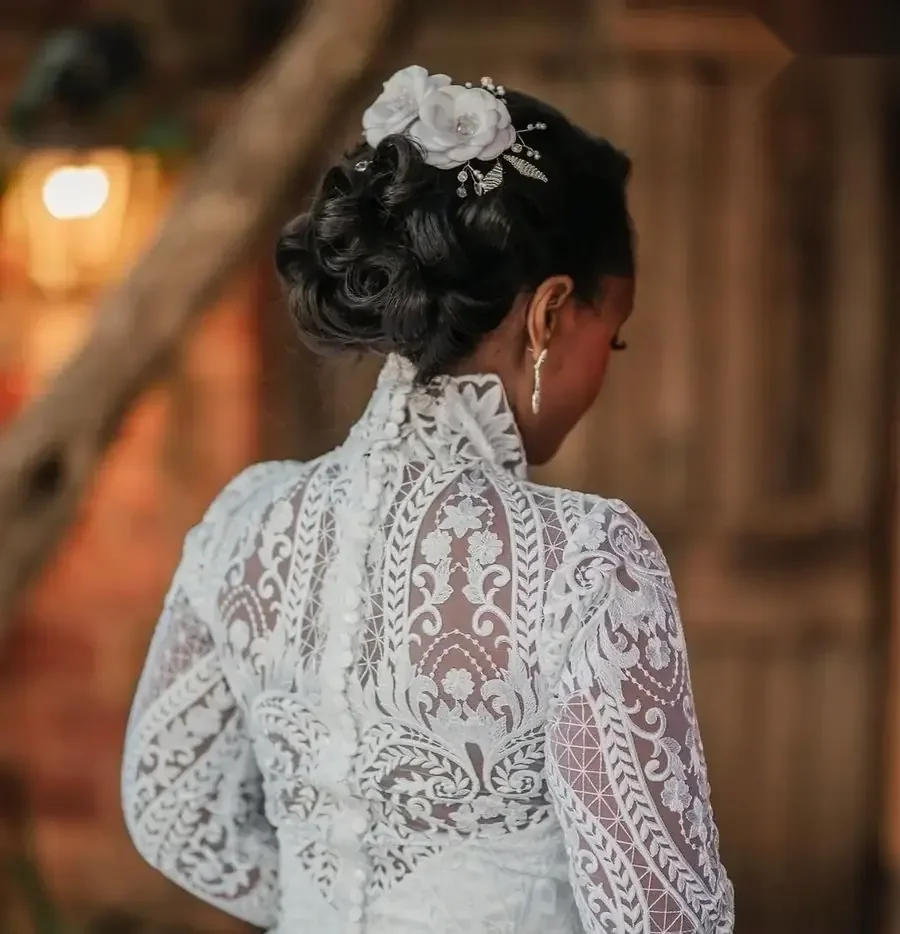 Detalhe de bordado e botões forrados nas costas de vestido de noiva, Sebastiana Rocha Ateliê Taguatinga