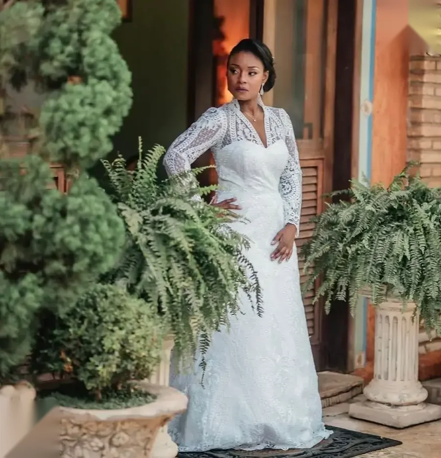 Vestido de noiva de renda com mangas longas e decote em V, Sebastiana Rocha Ateliê Taguatinga